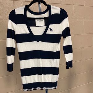 Mid-sleeve, thick stripped sweater